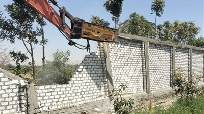 ضمن الموجة 26..إزالة 28 حالة تعد على الأراضي الزراعية وأملاك الدولة بالقرنه غرب الأقصر