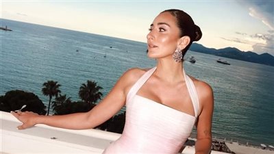 أمينة خليل تتألق بفستان وردي طويل في حفل افتتاح مهرجان كان السينمائي 