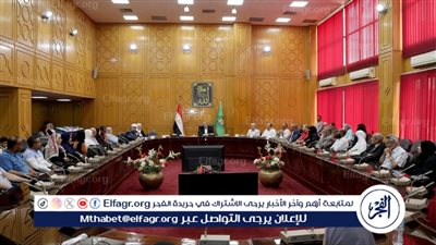 محافظ الإسماعيلية يسلم تأشيرات الحج لحجاج الجمعيات الأهلية 1446 هـ