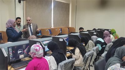 رئيس جامعة أسوان يتفقد امتحانات التمريض ويوجه بتأمين 1400 طالب