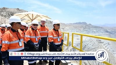 رئيس الوزراء يتفقد أعمال المنجم المفتوح من أعلى قمة الجبل بـ 