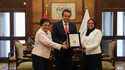 لإنقاذ ضحية زواج مبكر.. وزير الصحة يكرم رئيسة قسم النساء والتوليد بمستشفى المنيرة