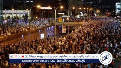 إسرائيليون يغلقون طرقًا رئيسية احتجاجًا على تعثر صفقة الأسرى والمطالبة بإنهاء الحرب على غزة