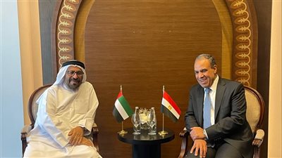 وزير الخارجية والهجرة يعقد لقاءً مع وزير الدولة الإماراتي