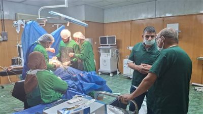 مدير إدارة المستشفيات بالمنوفية يشارك في إنقاذ مريضة خلال جولة ليلية بمستشفى قويسنا المركزي