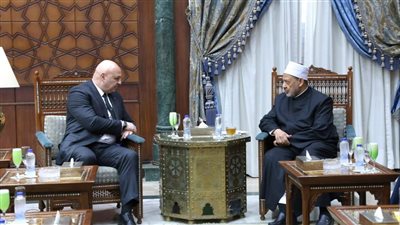 رئيس لبنان يدعو شيخ الأزهر لزيارة بيروت وإحياء المعهد