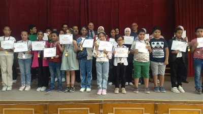 تكريم الطلاب المتميزين في تحدي القراءة العربي بتعليم قنا