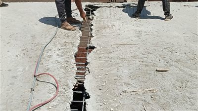 محافظة الجيزة تزيل أدوارًا مخالفة بعقارات بشارع المنشية بحي الهرم