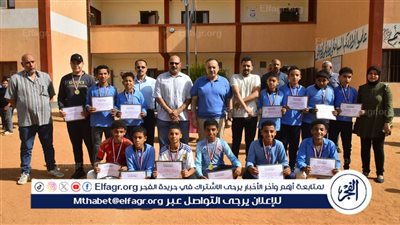 محافظ أسيوط يتفقد مدرسة النيل الإعدادية ويكرم أوائل دوري المدرسة الرياضي