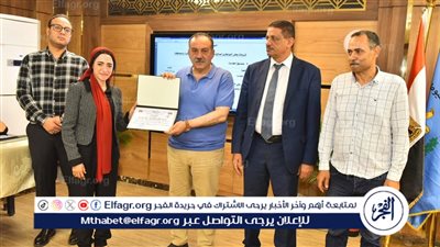 محافظ أسيوط يكرم فريق عمل أغنية أسيوط أبية وماشية جنب النيل 