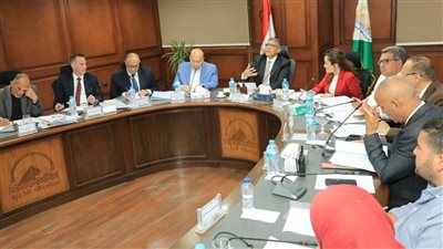 محافظ الجيزة يناقش استعدادات الطرح الجديد لعدد 2130 مدفنًا بطريق الفيوم