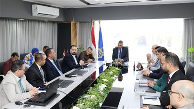 محافظ أسوان يلتقي فريق الهيئة العامة للرعاية الصحية ومديري المستشفيات