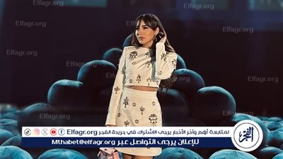 ساندي تتألق بإطلالة أنيقة وجريئة في أحدث ظهور لها: 
