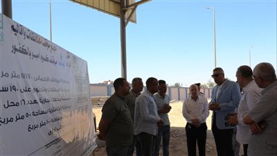 محافظ أسوان يتفقد مجمع المواقف الشرقى لسيارات السيرفيس بالكفور