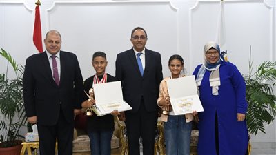 محافظ قنا يكرم الفائزين بجائزة الدولة للمبدع الصغير