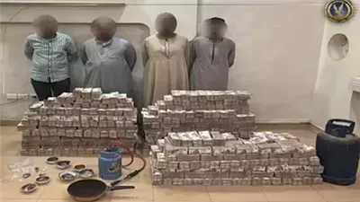 القبض على 4 أشخاص بحوزتهم 77 مليون جنيه وكميات من الذهب الخام بأسوان 
