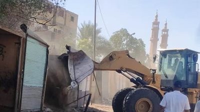 محافظ أسوان أثناء جولته الميدانية بكوم أمبو.. إزالة لأكشاك المخالفة وتكثيف الجهود للنظافة العامة ورفع الإشغالات