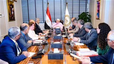 وزيرة البيئة تستعرض جهود الوزارة فى تهيئة المناخ الداعم للاستثمار