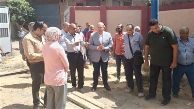 نائب محافظ الجيزة يتفقد مشروع الصرف الصحي بعزبة البكباشي بحي جنوب