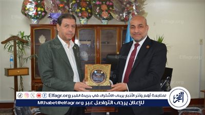 عميد كلية التربية بنين بازهر أسيوط يكرم عددا من القيادات والعاملين بفرع الجامعة بالمحافظة 