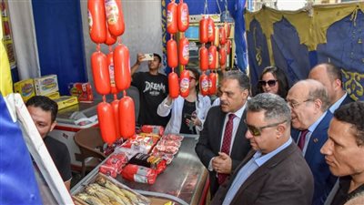 محافظ الشرقية يفتتح معرض بيع السلع والمواد الغذائية بأسعار مخفضة بميدان التحرير بمدينة بالزقازيق