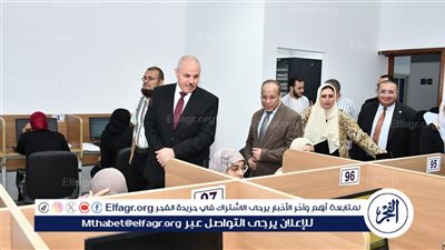 رئيس جامعة قناة السويس يتابع سير الاختبارات الإلكترونية بكلية الصيدلة
