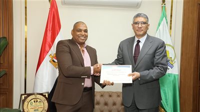 محافظ الجيزة يكرّم رئيس مركز الصف ورئيسة ووكيل لجنة التصالح تقديرًا لجهودهم 