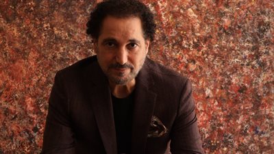 نصير شمة يغني لبغداد ولوحاته تتحول لتصميمات عالمية