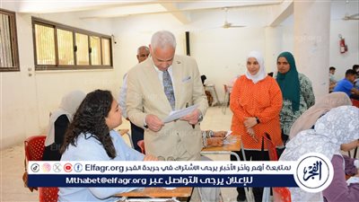 نائب رئيس جامعة أسيوط يتفقد امتحانات الفصل الدراسي الثاني بكلية الخدمة الاجتماعية 