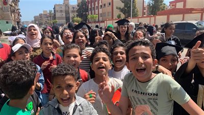 بالروب والفوم والمزمار.. طلاب ابتدائي يحتفلون بانتهاء العام الدراسي في بورسعيد