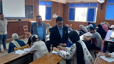 رئيس جامعة بنها يتفقد سير الامتحانات بكليتي الزراعة والطب البيطري