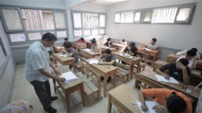 58841 طالبًا وطالبة بالشهادة الإعدادية يؤدون امتحان اللغة العربية بقنا