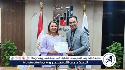 رئيسة أكاديمية الفنون تكرم إيهاب صبري على بحث 