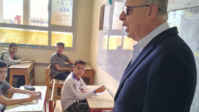 محافظ الإسكندرية يتفقد لجان امتحانات الشهادة الإعدادية ويوجه بتوفير بيئة آمنة