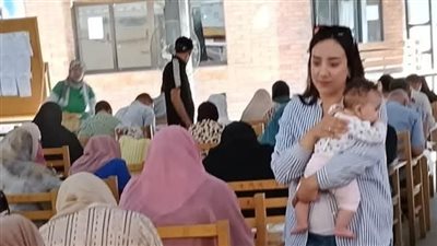 حملت الطفلة بدلًا من والدتها لتؤدي الامتحان.. موقف إنساني مؤثر من مراقبة لجنة بجامعة بورسعيد