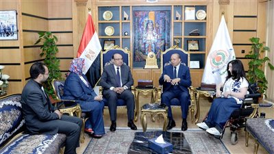 رئيس جامعة المنصورة يستقبل إدارة مركز خدمات الأشخاص ذوي الإعاقة