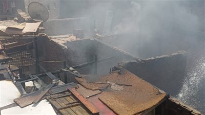 السيطرة على حريق شب في عقار مكون من أربع طوابق بشبرا الخيمة (صور)