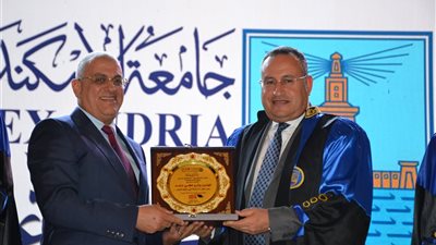 رئيس جامعة الإسكندرية يشهد تخرج دفعة جديدة من ماجستير المديرين التنفيذيين