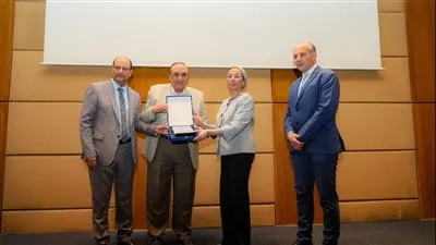 وزيرة البيئة تسلم جوائز التميز الصحفي للصحفيين الفائزين بمسابقة الصناعة الخضراء