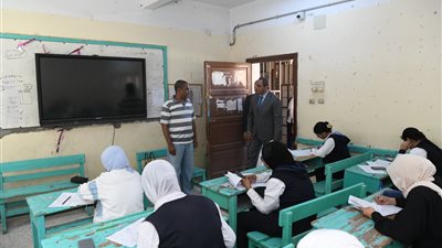 محافظ قنا يتفقد لجان امتحانات الشهادة الإعدادية ويطمئن على سير العملية الامتحانية