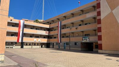 طلاب الإعدادية في الإسكندرية يؤدون امتحان مادة الهندسة