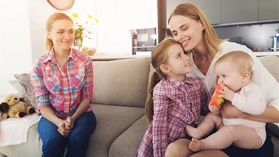 هل يعوض تواجد الجليسة المنزلية في البيت الأباء والأمهات عن الزواج؟