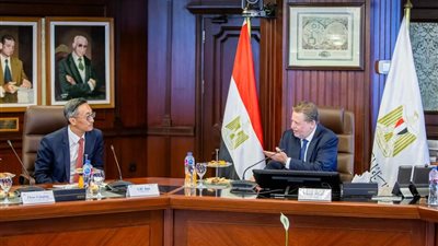 حسن عبد الله يلتقي رئيس البنك الصناعي والتجاري الصيني لبحث التعاون المشترك