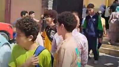 طلاب الشهادة الإعدادية بالإسكندرية يحتفلون بسهولة الإنجليزي في ختام ماراثون الامتحانات