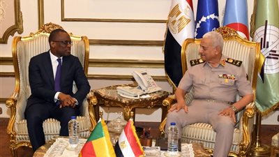 وزير الدفاع يلتقي وزير خارجية بنين لبحث التعاون المشترك