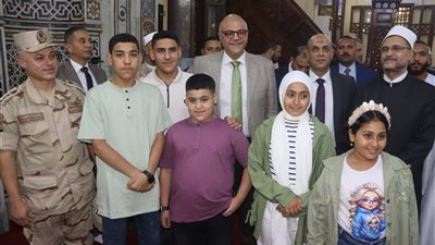 محافظ القليوبية يؤدي صلاة عيد الأضحى بمسجد ناصر ببنها - صور