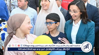 محافظ البحيرة توزع الهدايا والورود على المواطنين احتفالا بعيد الأضحى (صور)