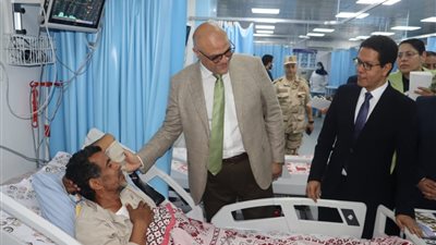 محافظ القليوبية يرسم البهجة والفرحة على الأطقم الطبية والمرضى في أول أيام عيد الأضحى