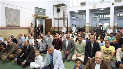 وسط إبتهالات التكبير ولبيك اللهم لبيك.. محافظ أسوان يؤدى صلاة عيد الأضحى المبارك بمسجد النصر