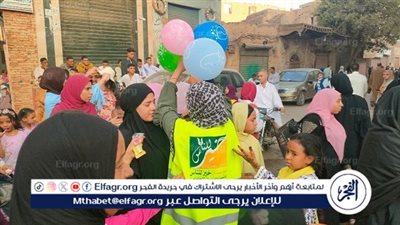 صور.. توزيع عيديات على الأسر وبالونات وحلوى على الأطفال بعد صلاة عيد الأضحى بالأقصر